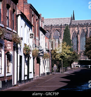 Blick entlang der Talsperre Straße mit Blick auf die Kathedrale, Lichfield, Staffordshire, England, UK, Westeuropa. Stockfoto