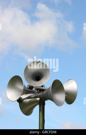 Lautsprecher auf einer Lautsprecheranlage gegen einen blauen Himmel und Wolken. Kopieren Sie Raum. Stockfoto