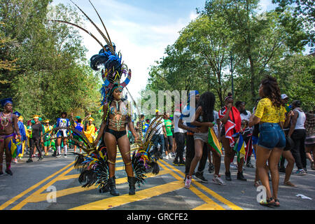 Brooklyn, USA. 05. Sep, 2016. Brooklyn feiert die 49. West Indian American Tag Karneval und Parade. Unter dem Motto einer Karibik eines Menschen eine Stimme, veranstaltete der Westindischen amerikanischen Tag Karneval Verein seine jährliche Feier der Tag der Arbeit. © Corazon Aguirre/Pacific Press/Alamy Live-Nachrichten Stockfoto