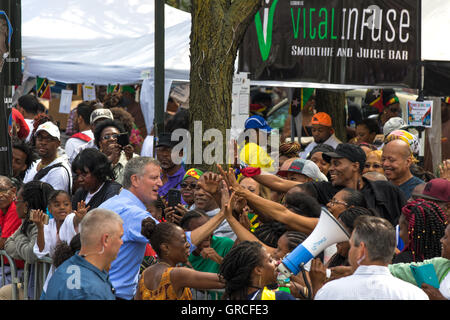 Brooklyn, USA. 06. Sep, 2016. New Yorks Bürgermeister Bill de Blasio marschiert mit seiner Frau Chirlane McCray beim 49. West Indian American Tag Karneval in Brooklyn. Unter dem Motto einer Karibik eines Menschen eine Stimme, veranstaltete der Westindischen amerikanischen Tag Karneval Verein seine jährliche Feier der Tag der Arbeit. © Corazon Aguirre/Pacific Press/Alamy Live-Nachrichten Stockfoto