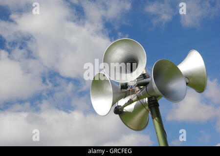 Lautsprecher auf einer Lautsprecheranlage gegen einen blauen Himmel und Wolken. Kopieren Sie Raum. Stockfoto