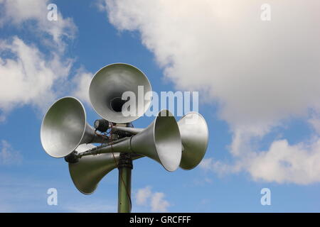 Laut Fitting vor einem blauen Himmel an einem bewölkten Tag mit sonnigen Aufhellungen, England UK. Mit Textfreiraum. Stockfoto