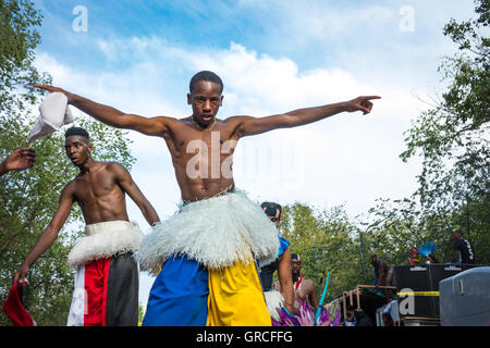 Brooklyn, USA. 05. Sep, 2016. Brooklyn feiert die 49. West Indian American Tag Karneval und Parade. Unter dem Motto einer Karibik eines Menschen eine Stimme, veranstaltete der Westindischen amerikanischen Tag Karneval Verein seine jährliche Feier der Tag der Arbeit. © Corazon Aguirre/Pacific Press/Alamy Live-Nachrichten Stockfoto