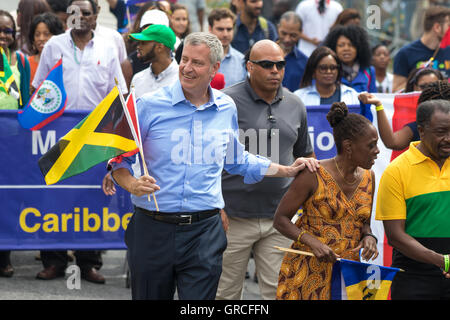 Brooklyn, USA. 06. Sep, 2016. New Yorks Bürgermeister Bill de Blasio marschiert mit seiner Frau Chirlane McCray beim 49. West Indian American Tag Karneval in Brooklyn. Unter dem Motto einer Karibik eines Menschen eine Stimme, veranstaltete der Westindischen amerikanischen Tag Karneval Verein seine jährliche Feier der Tag der Arbeit. © Corazon Aguirre/Pacific Press/Alamy Live-Nachrichten Stockfoto