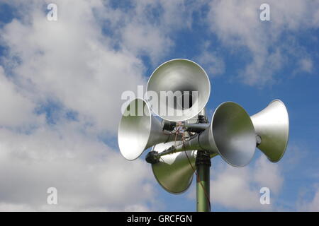 Laut Fitting vor einem blauen Himmel an einem bewölkten Tag mit sonnigen Aufhellungen, England UK. Mit Textfreiraum. Stockfoto