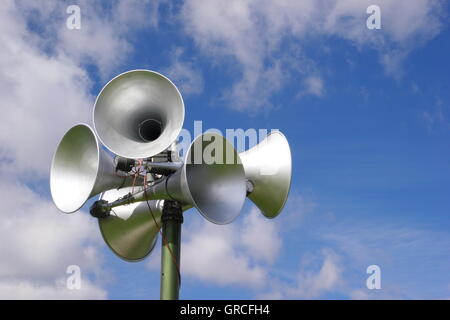 Laut Fitting vor einem blauen Himmel an einem bewölkten Tag mit sonnigen Aufhellungen, England UK. Textfreiraum umfasst. Stockfoto