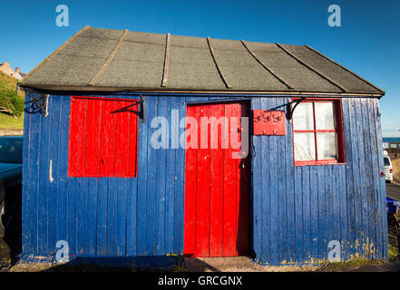 Rote und blaue Hütte im kleinen Fischerdorf Dorf von St. Abbs, Berwickshire schottischen Grenzen UK Stockfoto