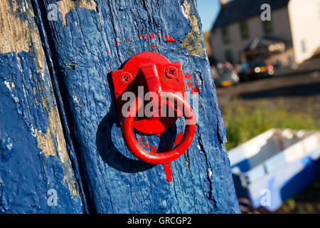 Rote und blaue Hütte im kleinen Fischerdorf Dorf von St. Abbs, Berwickshire schottischen Grenzen UK Stockfoto