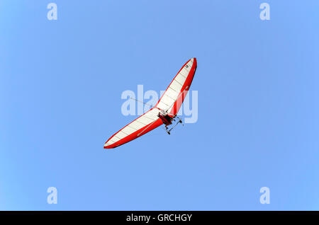 Sommerurlaub. Paar in der hand fliegen Gleitschirm, über den Strand von Castellon De La Plana (Spanien). Sonniger Tag mit blauem Himmel. Stockfoto