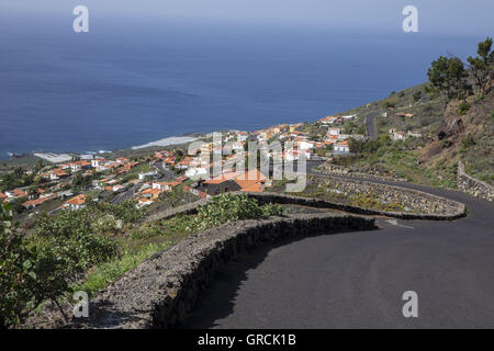 Blick von Fuencaliente Down nach Los Quemados, im Hintergrund der Atlantik und blauer Himmel. La Palma, Kanarische Inseln Stockfoto