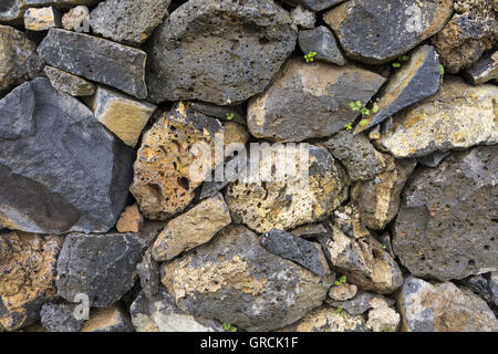 Trockenmauer von Eruptivgestein In Grau eine gelbliche Farben gemacht. Full-Frame. La Palma, Kanarische Inseln. Stockfoto