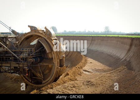 Schaufel Braunkohle Bergbau Garzweiler mit Böschung In den Hintergrund Garzweiler 2 mit Dorf Immerath Stockfoto