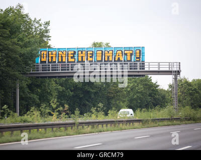 Obdachlose, Graffiti auf Autobahnbrücke Zeichen Stockfoto