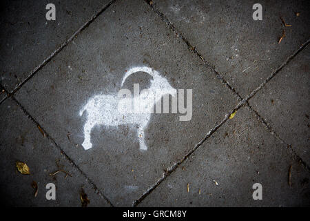 Steinbock, Ziege Graffiti auf Bürgersteig Stockfoto