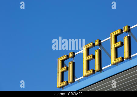 3 Mal Ei, Plakatwand, wolkenloser Himmel Stockfoto