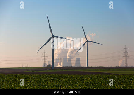Windkraftanlagen vor Kohle-Kraftwerk Neurath In Nordrhein-Westfalen Stockfoto