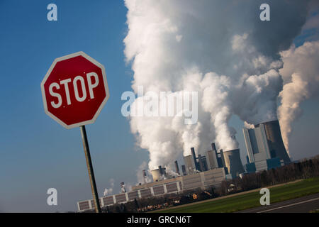 Veraltete Kohle Pflanze Niederaußem mit Stop-Schild Stockfoto