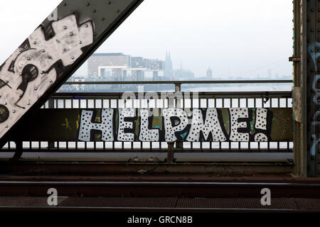 Graffiti auf Eisenbahnbrücke, Hilferuf In englischer Sprache Stockfoto