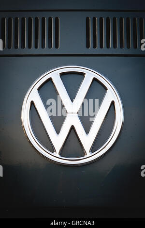 Volkswagen-Markenlogo auf Vw-Bus T2 Stockfoto