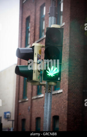 Leuchtendes Marihuanablatt auf eine grüne Ampel Stockfoto