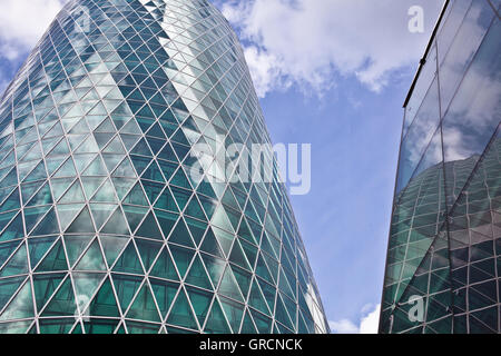 Westhafen Tower mit Nebengebäude und Reflexion gegen Himmel, Flachschuss Stockfoto