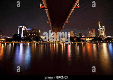 Holbeinbridge In Frankfurt am Main, erschossen in der Nacht von unten Stockfoto