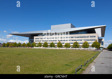 Das Royal Danish Opera House in Holmen, Kopenhagen Inner Harbour, Dänemark. Moderne Architektur von Henning Larsen. Ein Geschenk von Maersk Mc-Kinney Møller Stockfoto