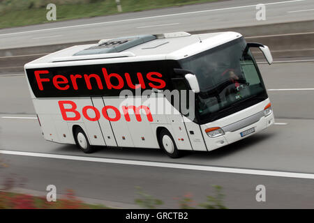 Fern-Bus auf deutschen Autobahnen Stockfoto