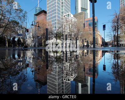 Banken-und Geschäftsviertel Frankfurt In einer Wasserpfütze reflektiert Stockfoto