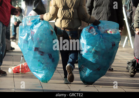 Armer sammeln Kunststoff Mehrwegflaschen In Frankfurt am Main Stockfoto