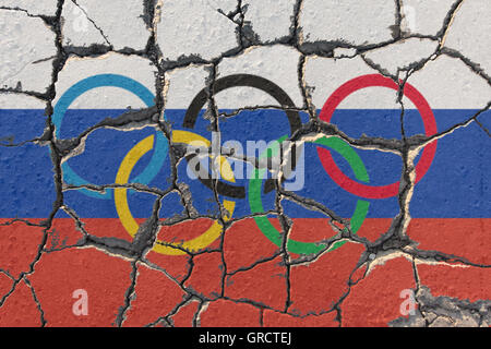 Doping-Skandal In Russisch Sport russische und Olympische Flagge Stockfoto