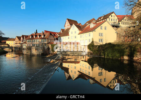 Historischen Old Town Schwäbisch Hall mit Fluss Kocher Stockfoto