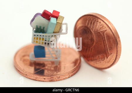 Vollen Einkaufswagen auf eins und zwei-Euro-Cent-Münzen Stockfoto