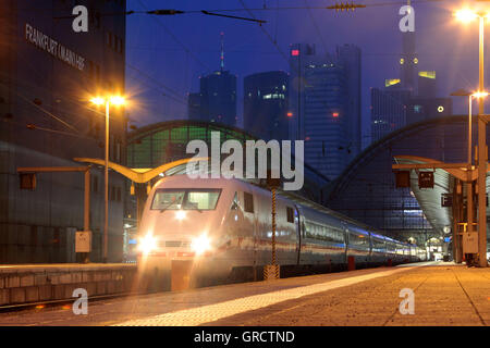 Fernverkehrszug Ice der Deutschen Bahn Db Deutsche Bahn am Frankfurter Hauptbahnhof in der Abenddämmerung Stockfoto