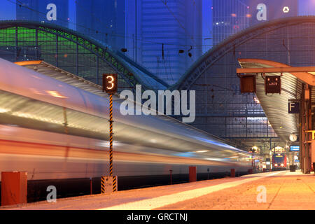 Fernverkehrszug Ice der Deutschen Bahn Db Deutsche Bahn Abfahrt Frankfurt Hauptbahnhof in der Abenddämmerung Stockfoto