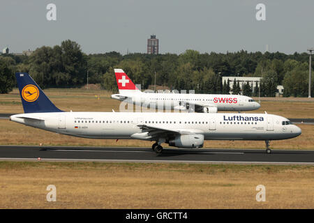 SWISS Airbus A319 mit Registrierung Hb-Ijj und Lufthansa D-Aidh auf Start-und Landebahn am Flughafen Berlin-Tegel Txl Stockfoto