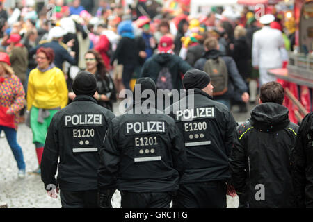 Polizei im Einsatz In der Kölner Altstadt Weiberfastnacht