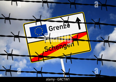 Traffic Sign Ende des Schengen und Richtung Grenze mit Stacheldraht Stockfoto