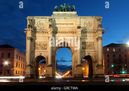 Historischen Siegestor München in der Abenddämmerung Stockfoto