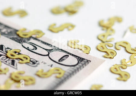 Uns Dollarscheine mit Sternen und Streifen-Flagge Stockfoto