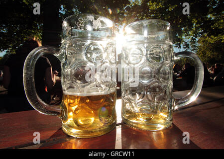 Leere Biergläser am Nachmittag Sonne am Münchner Biergarten Hirschgarten Stockfoto