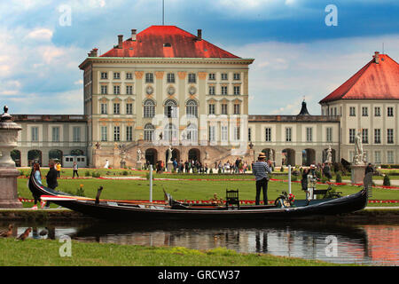 Venezianische Gondel auf Schloss Nymphenburg In München Stockfoto