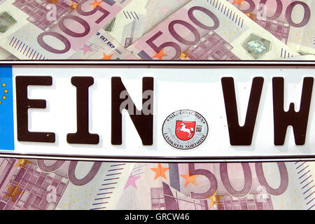 Kfz-Kennzeichen des niedersächsischen Einbeck mit Volkswagen Buchstaben Stockfoto