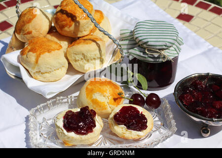 Frühstück mit hausgemachten Kirschmarmelade und frisch gebackenen Scones Stockfoto