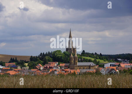 Waldboeckelheim In Rheinland-Pfalz, Deutschland, Europa mit berühmten evangelische Bergkirche und katholische Pfarrkirche St. Stockfoto