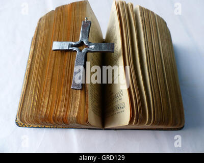 Gesangbuch, Kreuz, Symbol für glauben, Religion, Christentum Stockfoto