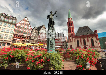 Historischen Nicolaikirche mit Statue des Justtita in Frankfurt Stockfoto