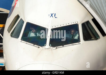 British Airways Airbus Flight Deck mit ersten Offizier und Pilot am Flughafen Tegel Berlin Stockfoto