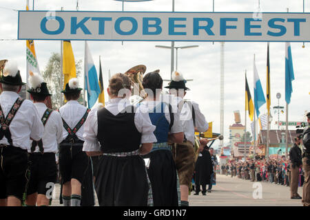 Blaskapelle gekleidet In traditionellen bayerischen Stil marschieren zum Oktoberfest Stockfoto