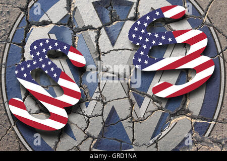 Krise bei Volkswagen Vw Zeichen auf der Straße mit Absatz und Stars And Stripes erodieren Stockfoto